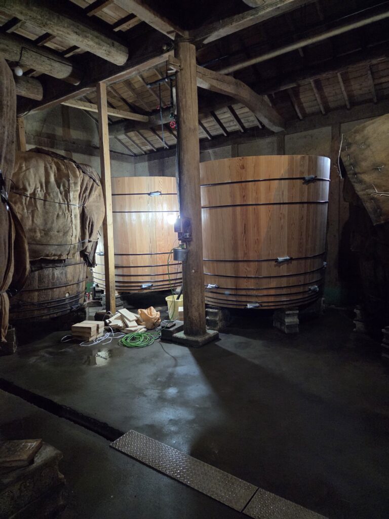 奈良県のミヅホ酢醸造所で使用される伝統的な木桶