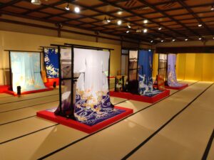 京都・祇園花街芸術資料館に展示された華やかな京友禅の着物。芸妓・舞妓文化を伝える展示。