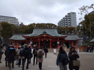 神戸・生田神社の朱色が美しい本殿。約1,800年の歴史を持つ由緒ある神社。