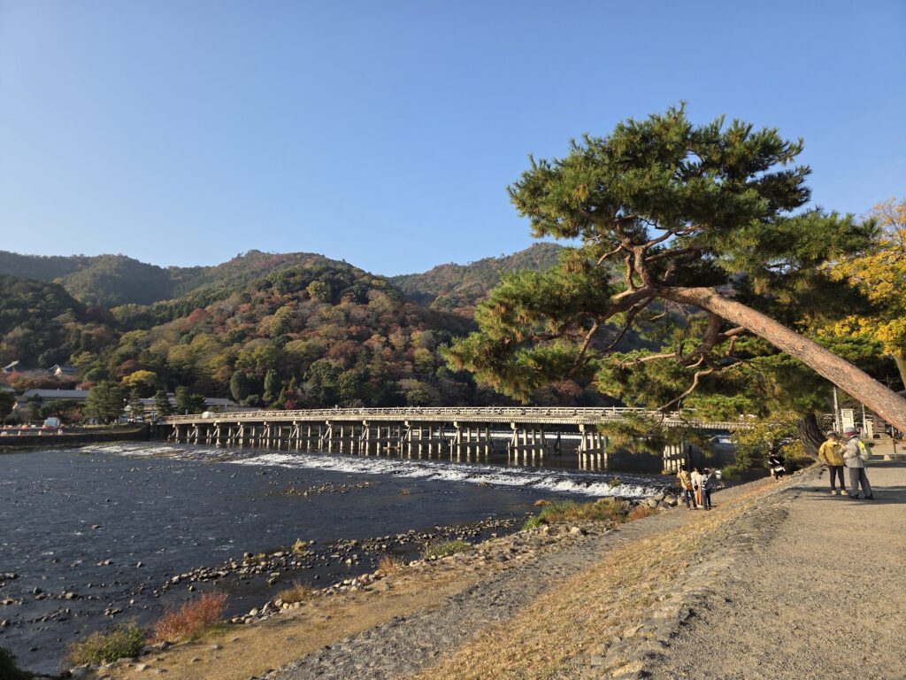 京都・嵐山を代表する渡月橋と桂川、四季折々の自然が広がる美しい景観。