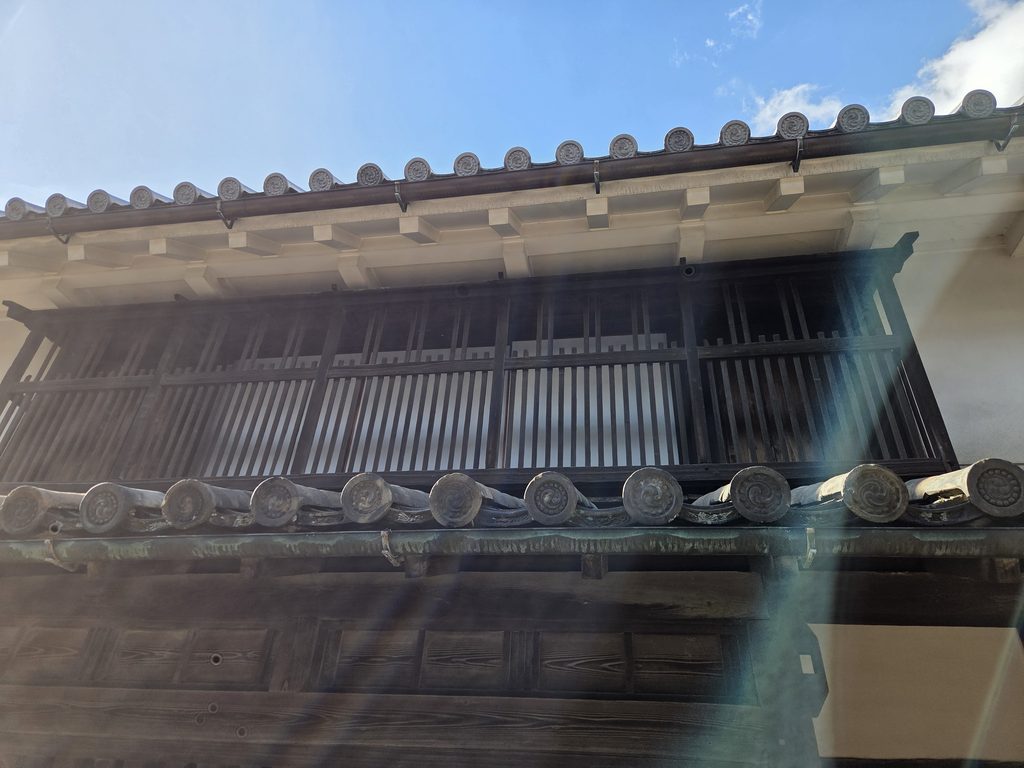 奈良県橿原市今井町にある高木家住宅の木格子と瓦屋根の外観