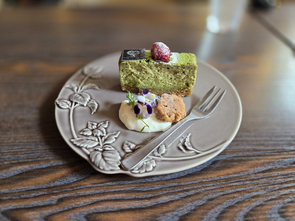 今井町のハックベリーで提供される、ベリーを添えた抹茶チーズケーキ