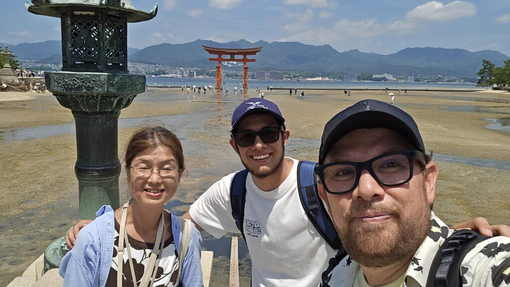 宮島・厳島神社でメキシコからのお客様をご案内するきよらトラベルの全国通訳案内士